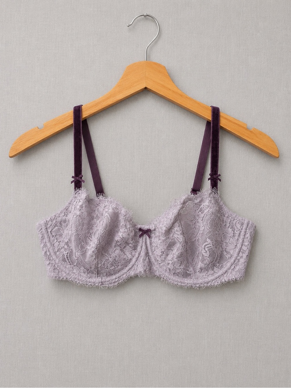 🍒3/33$ Victoria's Secret Lavender Lace Underwire Bra with Velvet Straps